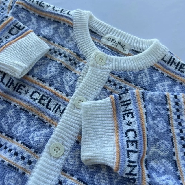 celine(セリーヌ)のCELINE baby ロゴ ニットカーディガン　80サイズ キッズ/ベビー/マタニティのベビー服(~85cm)(カーディガン/ボレロ)の商品写真