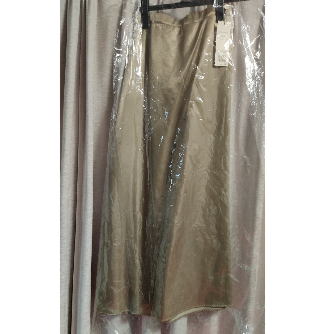 CAPRICIEUX LE'MAGE(カプリシューレマージュ)のCAPRICIEUX LE'MAGE　サテンロングスカート　ベージュ レディースのスカート(ロングスカート)の商品写真