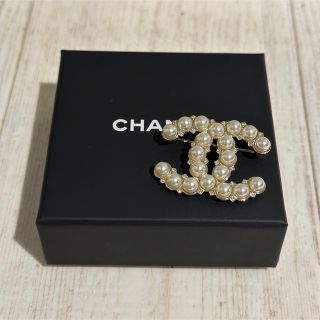 シャネル(CHANEL)の【値下げ】CHANEL シャネル　ココマークパールブローチ　新品未使用(ブローチ/コサージュ)