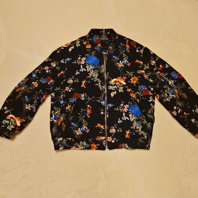 ZARA(ザラ)のZARA アウター　ブラック　花柄　ブルゾン　春 レディースのジャケット/アウター(ブルゾン)の商品写真