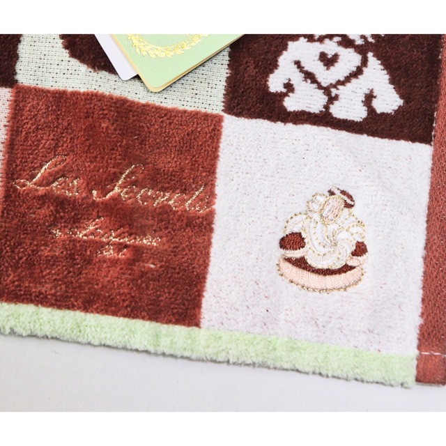 LADUREE(ラデュレ)の《ラデュレ》新品 マカロン刺繍・ワンちゃん おしゃれ可愛いタオルハンカチ  レディースのファッション小物(ハンカチ)の商品写真