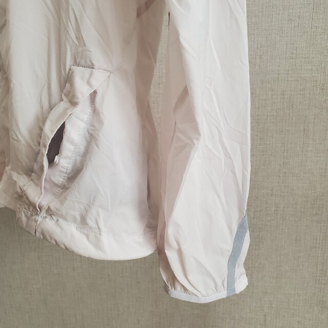 NIKE(ナイキ)のNIKE 白ホワイト シルバー 薄手 ナイロンジャケット メンズのジャケット/アウター(ナイロンジャケット)の商品写真