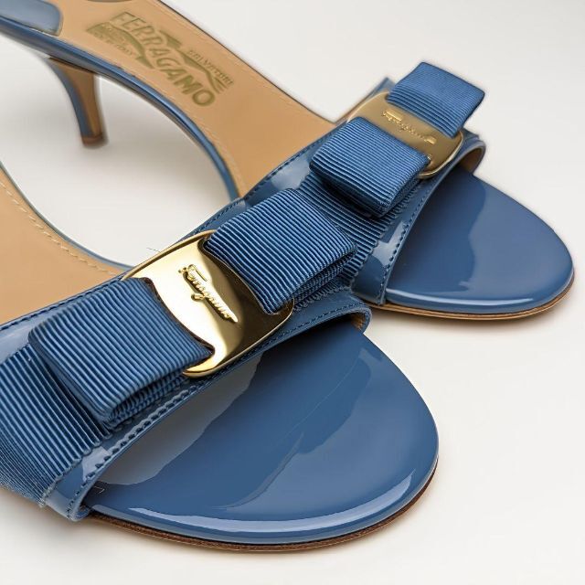 靴未使用美品♥フェラガモFerragamoパテントカーフ サンダル7Cブルー