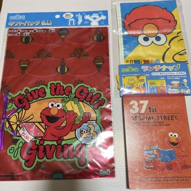 SESAME STREET(セサミストリート)のエルモさんグッズセット①②③　ギフトバッグLL、ランチナップ、メモ帳（中古品）等 エンタメ/ホビーのアニメグッズ(その他)の商品写真