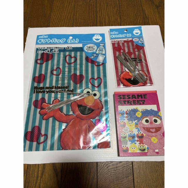 SESAME STREET(セサミストリート)のエルモさんグッズセット①②③　ギフトバッグLL、ランチナップ、メモ帳（中古品）等 エンタメ/ホビーのアニメグッズ(その他)の商品写真