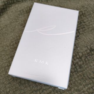 アールエムケー(RMK)の【新品未使用】シルクフィット フェイスパウダー 8g P01ケース・ブラシ付き(フェイスパウダー)