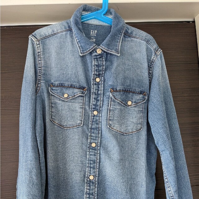 GAP(ギャップ)のデニムシャツ キッズ/ベビー/マタニティのキッズ服男の子用(90cm~)(Tシャツ/カットソー)の商品写真