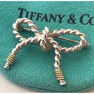 ティファニー(Tiffany & Co.)のTiffany コンビリボンモチーフ　ブローチ美品(ブローチ/コサージュ)