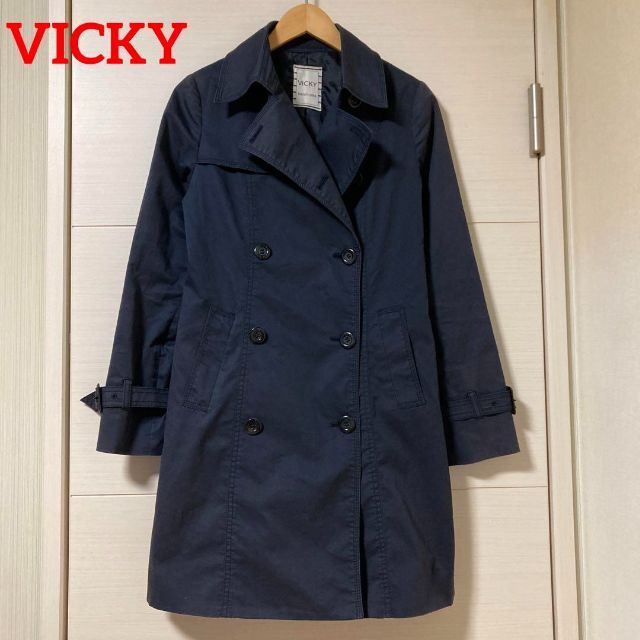 VICKY(ビッキー)のVICKY トレンチコート ネイビー ボタン VICKY 入り 大人 コーデ レディースのジャケット/アウター(トレンチコート)の商品写真