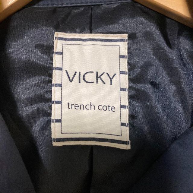 VICKY(ビッキー)のVICKY トレンチコート ネイビー ボタン VICKY 入り 大人 コーデ レディースのジャケット/アウター(トレンチコート)の商品写真