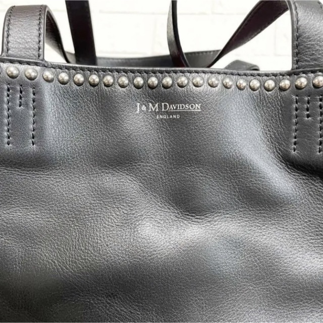 J&M DAVIDSON(ジェイアンドエムデヴィッドソン)のJ&M DAVIDSON BELLE WITH STUDS ベル トートバッグ レディースのバッグ(ハンドバッグ)の商品写真