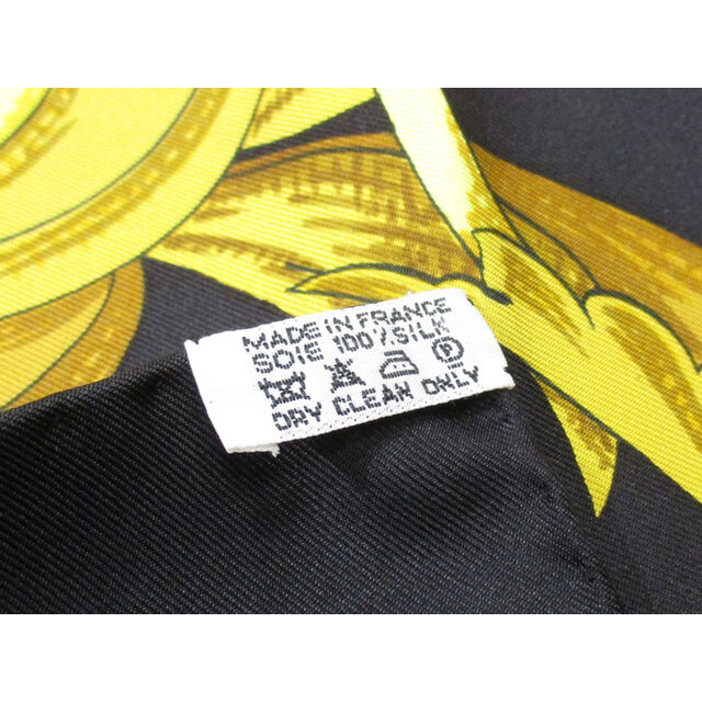 Hermes(エルメス)のHERMES カレ 大判スカーフ シルク100％ ブラック イエロー LE レディースのファッション小物(バンダナ/スカーフ)の商品写真