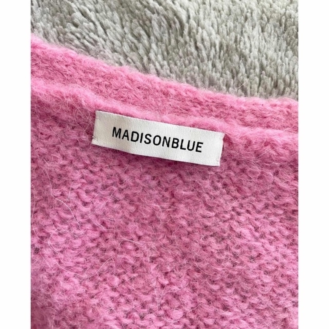 MADISONBLUE(マディソンブルー)のMADISON BLUE ルーズビッグVネックカーディガン パールボタン レディースのトップス(カーディガン)の商品写真