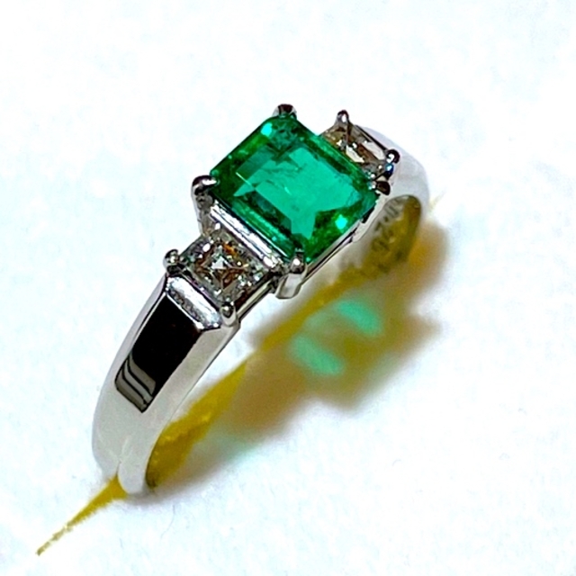 セール 登場から人気沸騰 ☆Pt900 エメラルド0.65ct&ダイヤリング 指輪