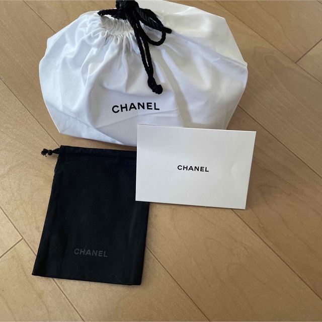 CHANEL(シャネル)の美品　CHANEL  巾着布袋　黒布袋　メッセージカード付 レディースのファッション小物(ポーチ)の商品写真