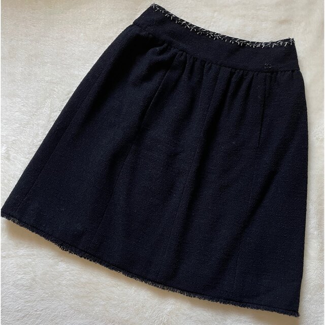 CHANEL(シャネル)の美品♡ CHANEL  トリミング　スカート  40  黒 レディースのスカート(ひざ丈スカート)の商品写真