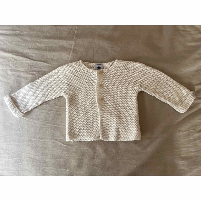 PETIT BATEAU(プチバトー)の〈PETIT BATEAU〉ニットカーディガン キッズ/ベビー/マタニティのベビー服(~85cm)(カーディガン/ボレロ)の商品写真