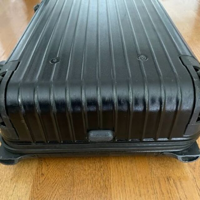RIMOWA(リモワ)のリモワ　RIMOWA ブラック黒 2輪 機内持込OK 約32L 保護カバー付き  レディースのバッグ(スーツケース/キャリーバッグ)の商品写真