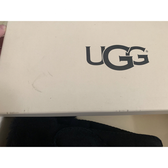 UGG(アグ)の未使用　新品同様　UGG アグ　ムートン手袋　ブラック レディースのファッション小物(手袋)の商品写真