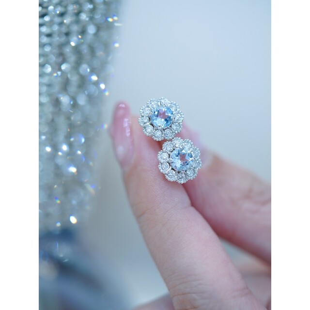 花モチーフ　天然ダイヤモンド付きアクアマリンピアスk18 レディースのアクセサリー(ピアス)の商品写真