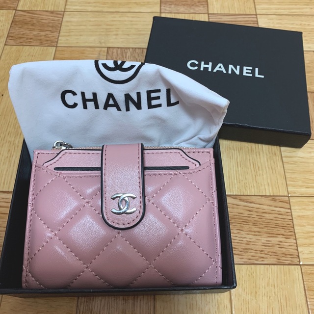 シャネル　CHANEL キャビアスキン　二つ折り　財布