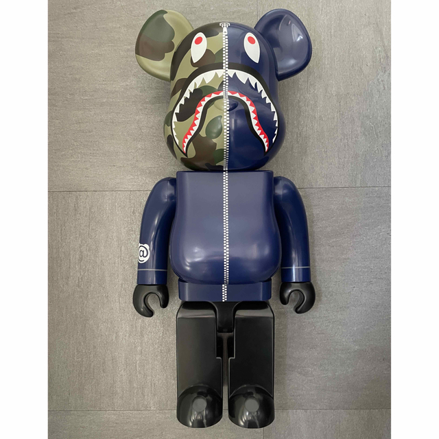 MEDICOM TOY(メディコムトイ)のBE@RBRICK BAPE(R) CAMO SHARK 1000％ NAVY エンタメ/ホビーのフィギュア(その他)の商品写真