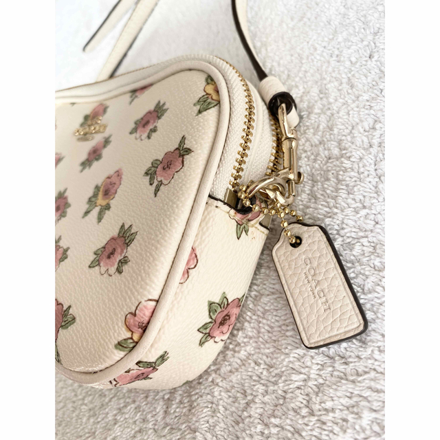 COACH(コーチ)のCOACH コーチ　フラワープリントショルダーバッグ　斜め掛け レディースのバッグ(ショルダーバッグ)の商品写真