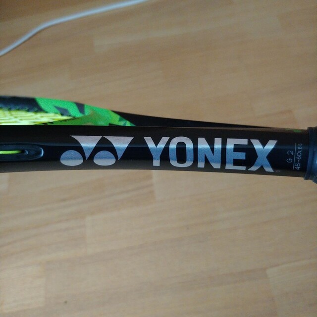 YONEX硬式テニスラケット EZONE 100　さらにガッ＆グリップト付き！