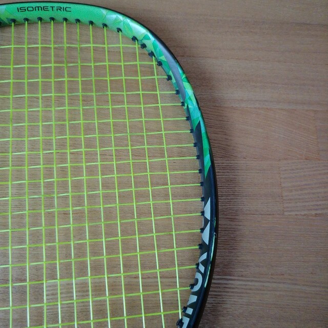 YONEX硬式テニスラケット EZONE 100　さらにガッ＆グリップト付き！