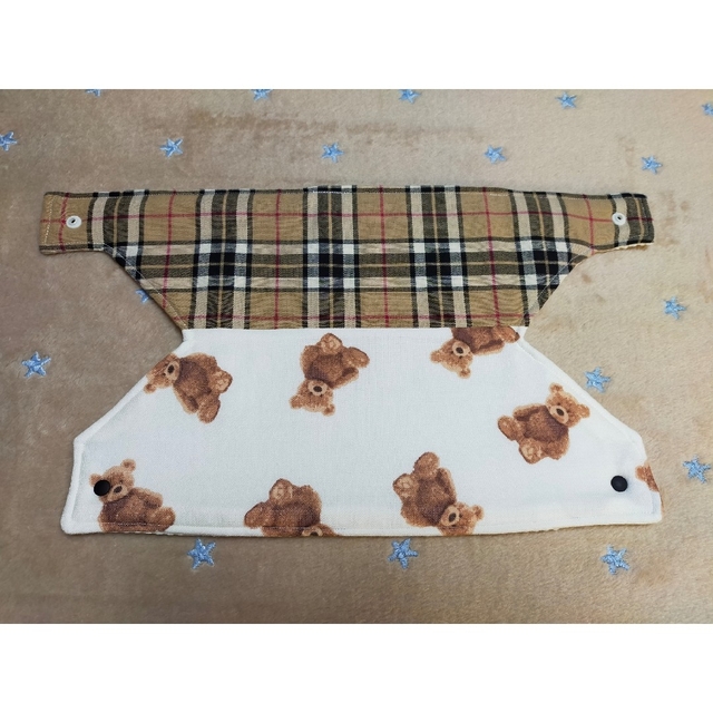 K−⑦ハンドメイド　抱っこ紐首回りカバー　ベア　くまさん　チェック　白 ハンドメイドのキッズ/ベビー(外出用品)の商品写真