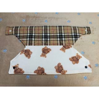 K−⑦ハンドメイド　抱っこ紐首回りカバー　ベア　くまさん　チェック　白(外出用品)