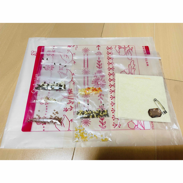 FELISSIMO(フェリシモ)のフェリシモ　ビーズ刺繍　2点セット ハンドメイドのアクセサリー(コサージュ/ブローチ)の商品写真