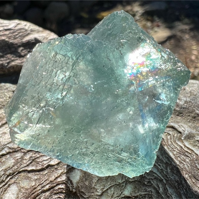 虹の綺麗なブルーフローライト(青蛍石)原石 鉱物標本