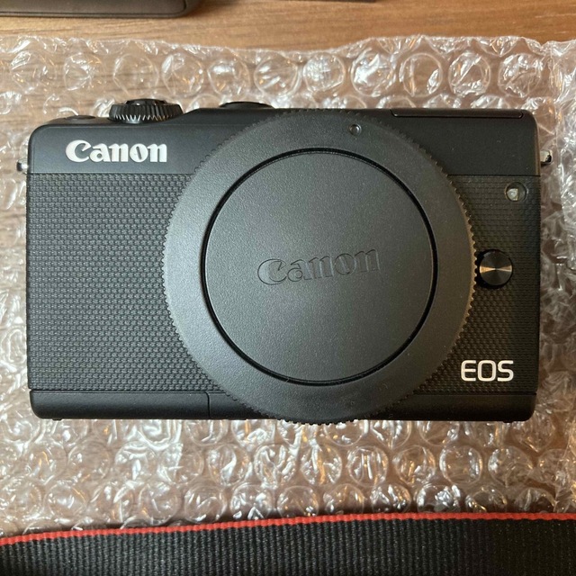 Canon(キヤノン)のCanon EOS M100 ブラック(レンズ付) ほぼ未使用 スマホ/家電/カメラのカメラ(ミラーレス一眼)の商品写真