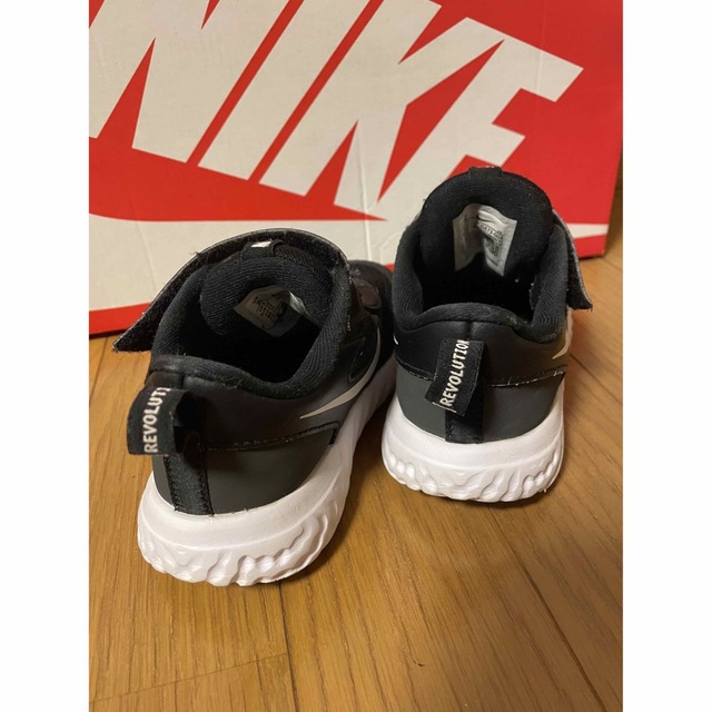 NIKE(ナイキ)のNIKEキッズ レボリューション キッズ/ベビー/マタニティのキッズ靴/シューズ(15cm~)(スニーカー)の商品写真