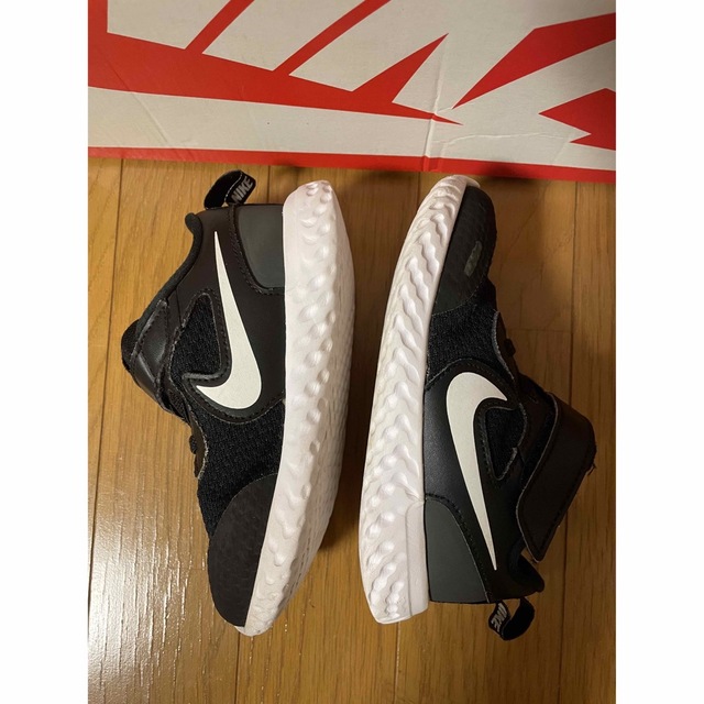 NIKE(ナイキ)のNIKEキッズ レボリューション キッズ/ベビー/マタニティのキッズ靴/シューズ(15cm~)(スニーカー)の商品写真