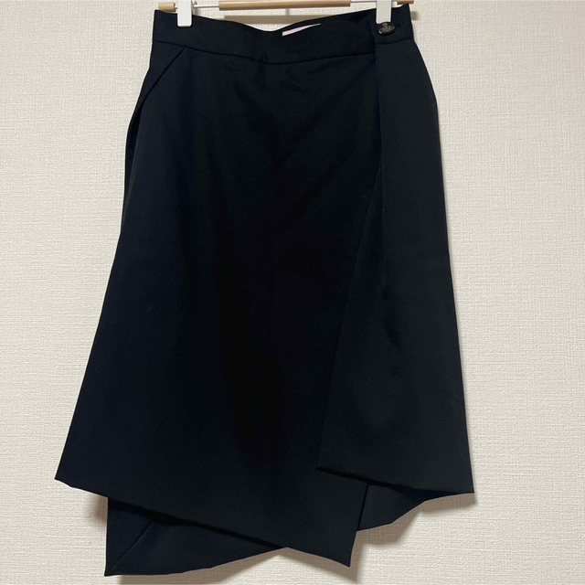 Vivienne Westwood(ヴィヴィアンウエストウッド)のVivienne Westwood  黒アシンメトリースカート　size 2 レディースのスカート(ひざ丈スカート)の商品写真