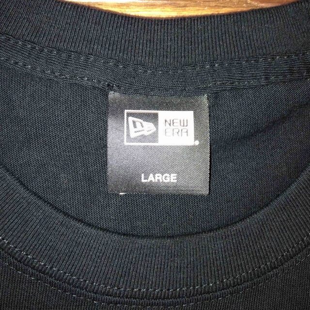 F.C.R.B.(エフシーアールビー)のFCRB NEW ERA TEE BLACK LARGE SIZE メンズのトップス(Tシャツ/カットソー(半袖/袖なし))の商品写真