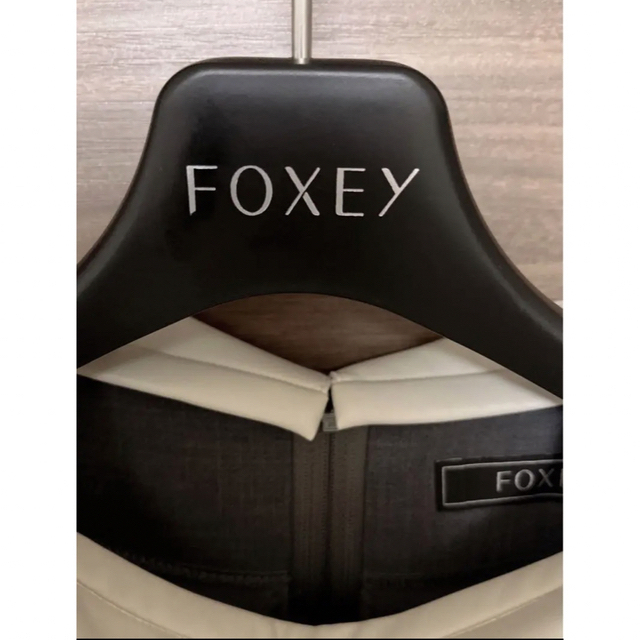 FOXEY(フォクシー)のFOXEY ワンピース フラワーシャワー 38 ソフィーグレー(白襟・黒襟) レディースのワンピース(ひざ丈ワンピース)の商品写真