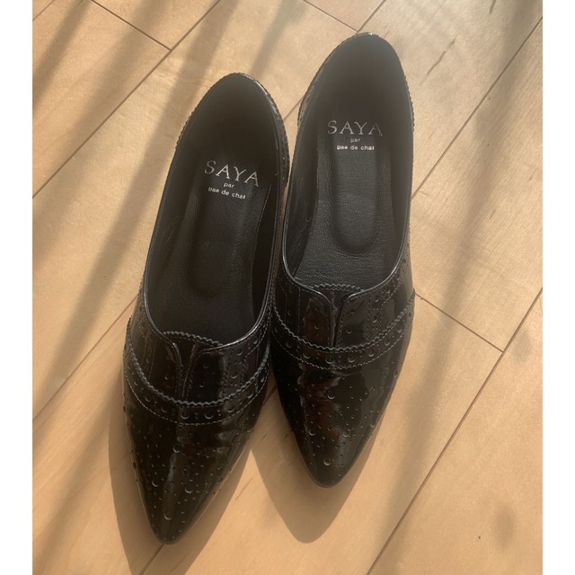 SAYA(サヤ)のSAYA メダリオンフラットシューズ ブラック 23センチ レディースの靴/シューズ(ローファー/革靴)の商品写真