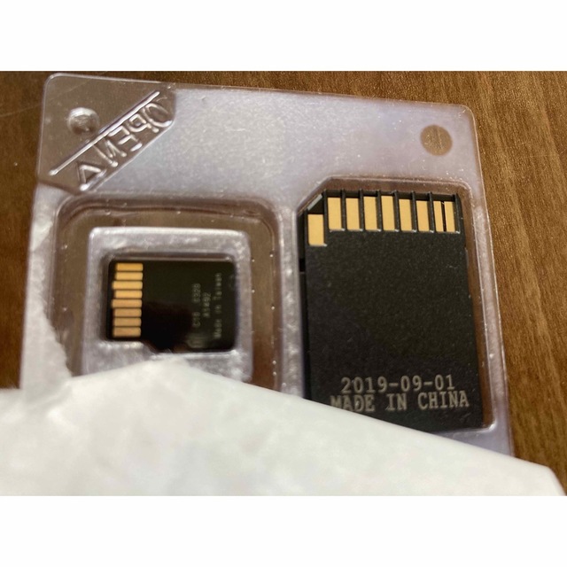 au(エーユー)のau+1 collection microSDHC 32GB メモリーカード スマホ/家電/カメラのスマートフォン/携帯電話(その他)の商品写真