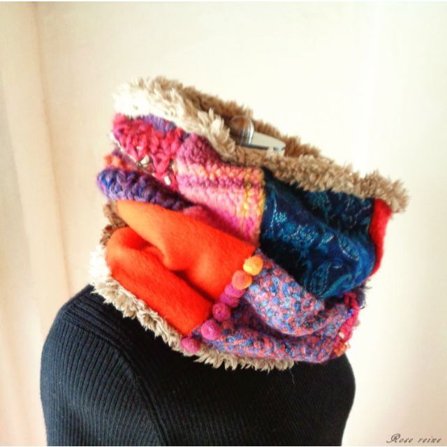 絵画なパッチワーク かぶるだけ♪ 手編み+ ポンポン付き ボリュームスヌード レディースのファッション小物(マフラー/ショール)の商品写真