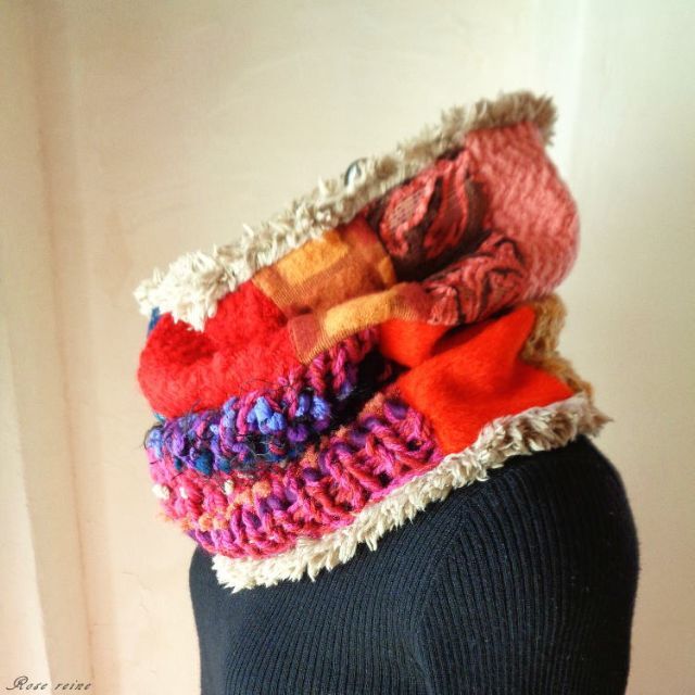 絵画なパッチワーク かぶるだけ♪ 手編み+ ポンポン付き ボリュームスヌード レディースのファッション小物(マフラー/ショール)の商品写真