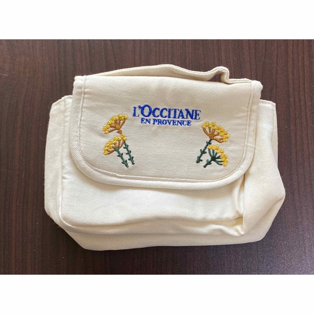 L'OCCITANE(ロクシタン)の新品　ロクシタン　ノベルティ　白　ポーチ　お花 レディースのファッション小物(ポーチ)の商品写真