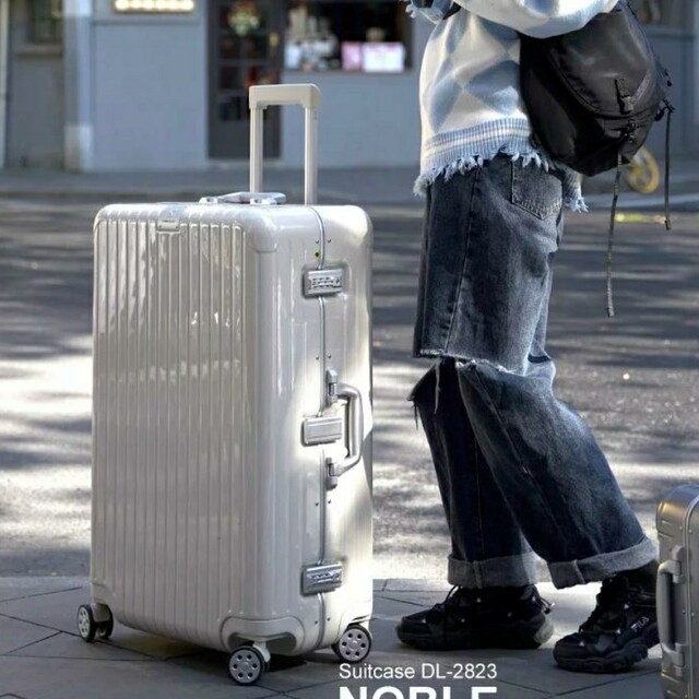 スーツケース　中型　アルミフレーム　M ホワイト　白　鏡面　おしゃれ 8輪 レディースのバッグ(スーツケース/キャリーバッグ)の商品写真