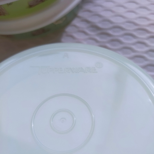 TupperwareBrands(タッパーウェア)の美品！タッパーウェア 4個セット☆Tupperware インテリア/住まい/日用品のキッチン/食器(容器)の商品写真