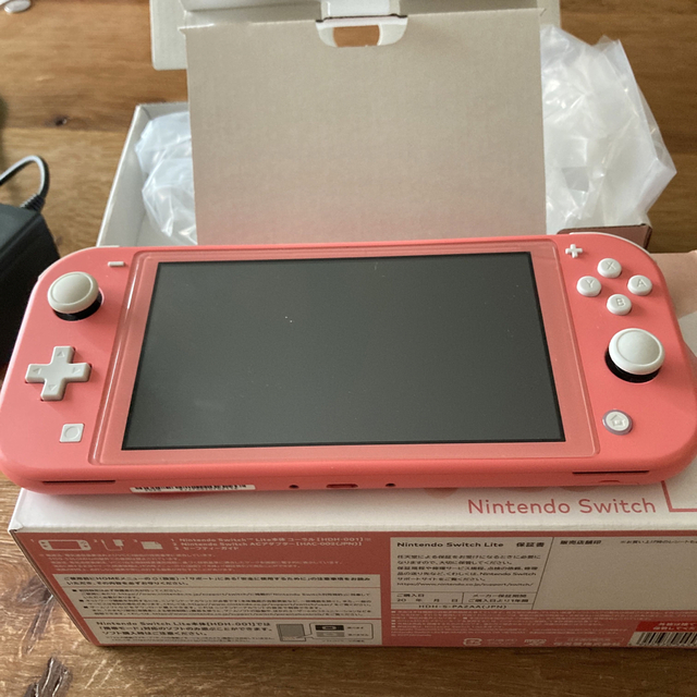 Nintendo Switch Lite コーラル