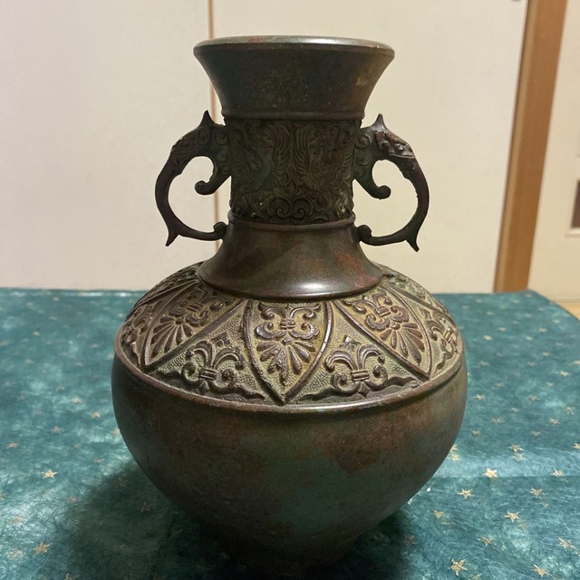 純銅著彫刻花瓶置物