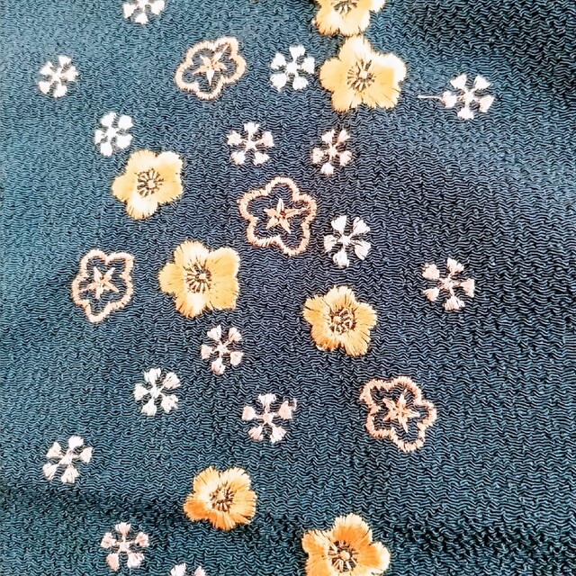 半衿  小花柄  刺繍　くすんだ紺色　半襟 レディースの水着/浴衣(和装小物)の商品写真