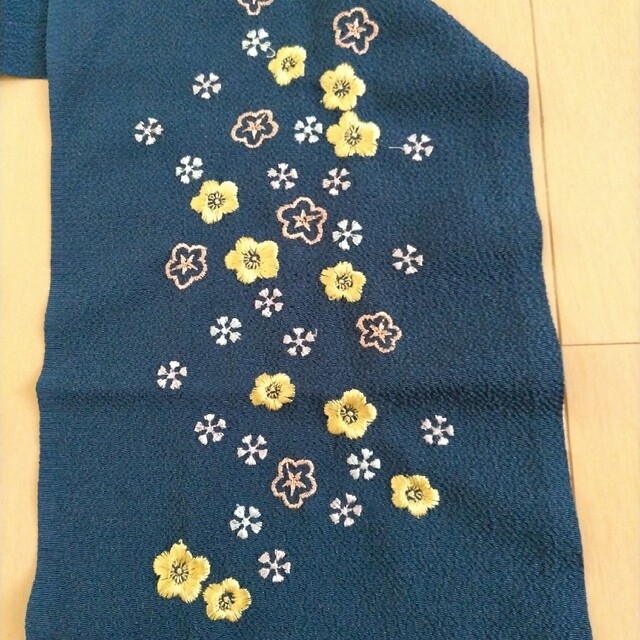 半衿  小花柄  刺繍　くすんだ紺色　半襟 レディースの水着/浴衣(和装小物)の商品写真